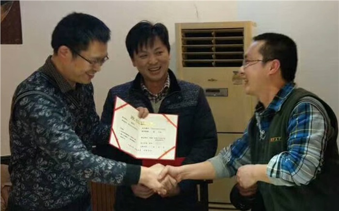 年度總結(jié)暨表彰會，員工喜領股權(quán)證書、榮譽證書和獎金